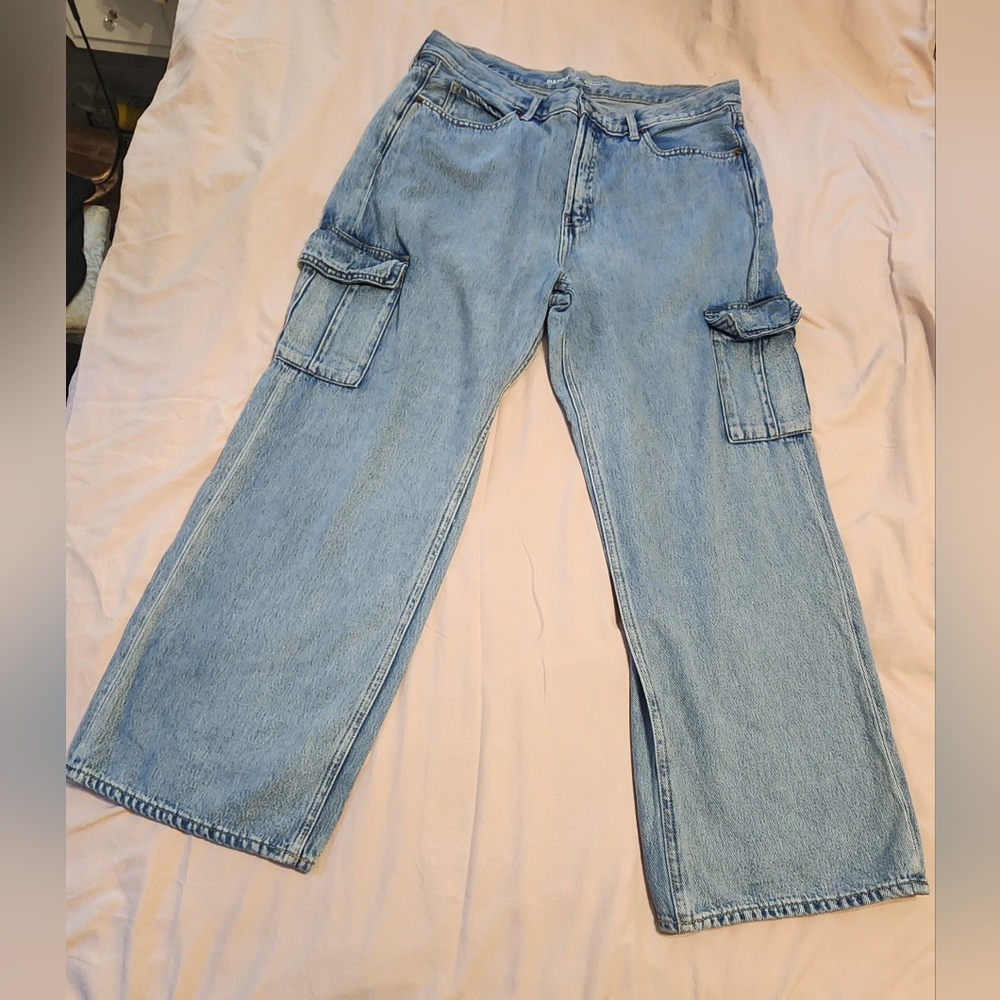 Old Navy Size 14 Medium Wash Sky-HI Wide leg High Rise Cargo Jeans